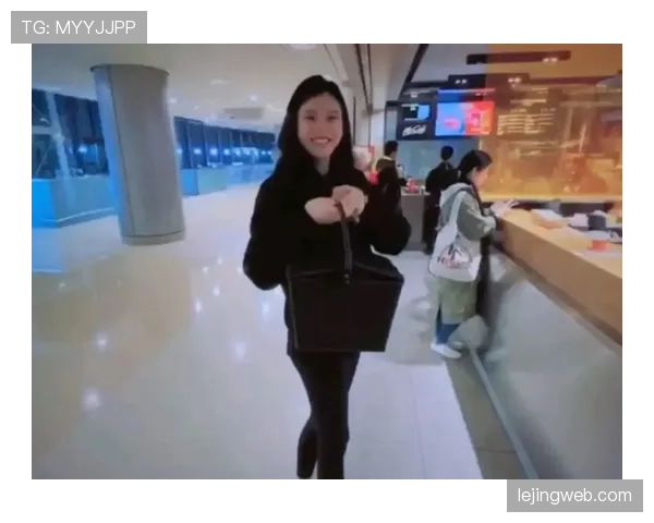 谢杏芳拎着菜篮在小区转悠，那只名牌包把我瞬间拉回现实——我和她差了一个首付的距离
